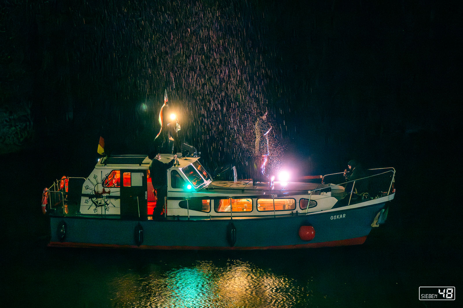 Under_a_Bridge_on_a_ship_at_Lokal_André_Symann20241221_180147_Z08_7831