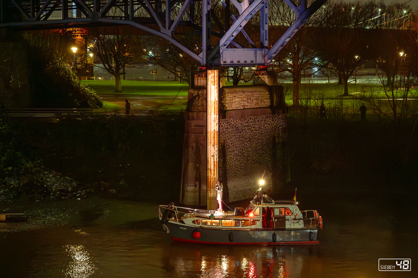 Under_a_Bridge_on_a_ship_at_Lokal_André_Symann20241221_190156_Z62_8005
